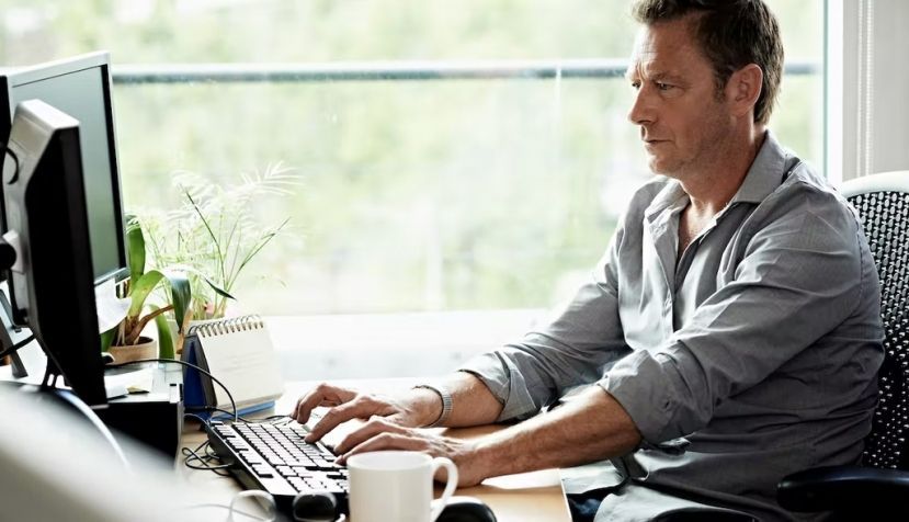 Los investigadores saben desde hace tiempo que estar sentados hora tras hora es un hábito poco saludable. Morsa Images/Digital Vision via Getty Images