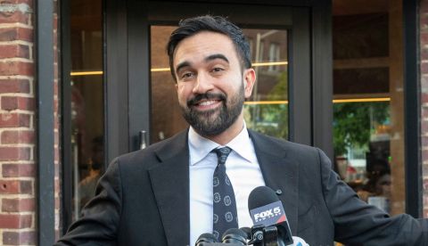 Zohran Mamdani comparece ante los medios durante la campaña a la alcaldía de Nueva York. Ron Adar/Shutterstock