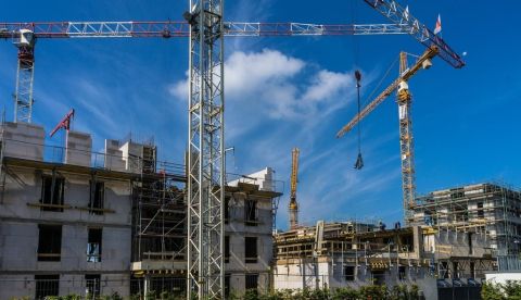 Cada subida del 1% en el precio de la vivienda retrasa tres meses su compra: la edad media ya alcanza los 41,8 años en España