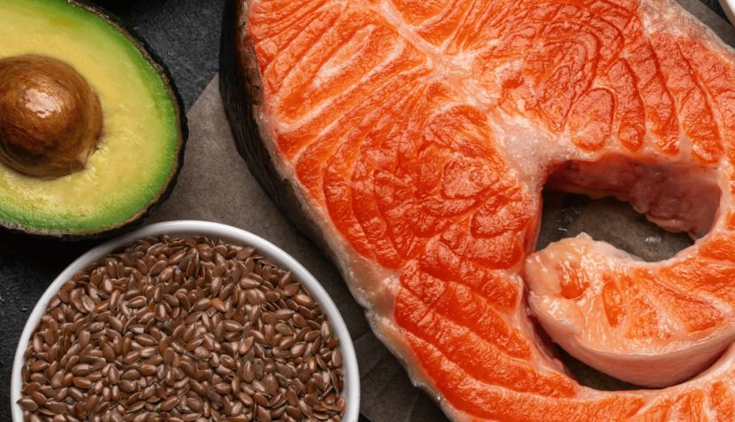 El salmón, el aguacate y los frutos secos contienen ácidos grasos poliinsaturados, cuyo consumo ayuda a prevenir la pérdida de audición. Anna Shepulova/Shutterstock