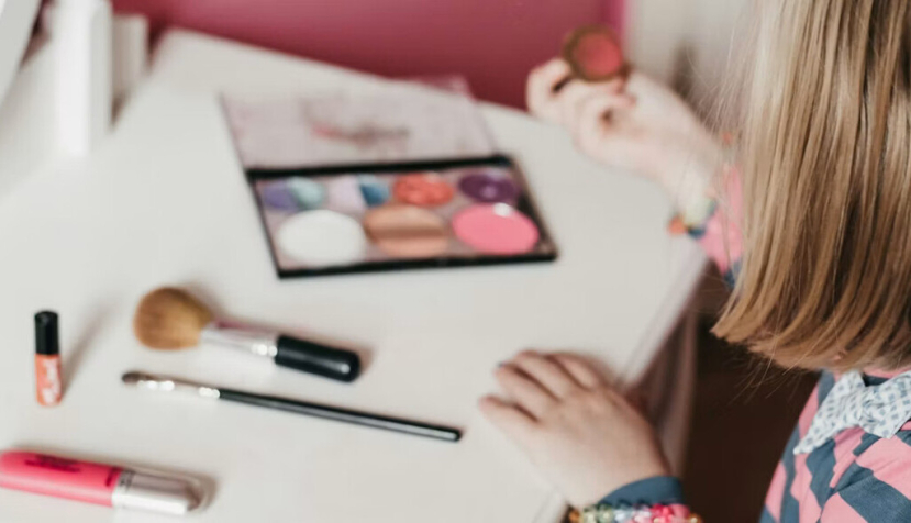 Las niñas cada vez se aficionan a los productos cosméticos a edades más tempranas. Karina Thomson / Unsplash., CC BY-SA