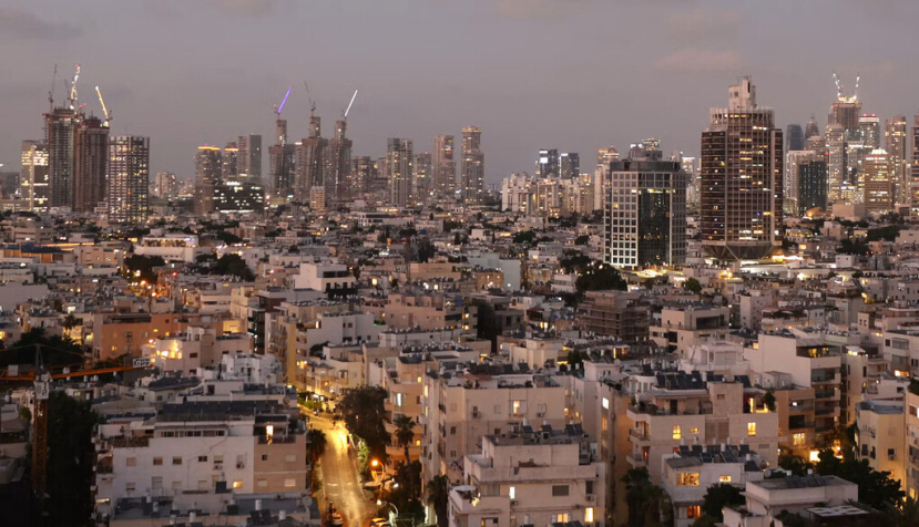 Los realizadores de NAZA, Yuval Abraham y Rachel Szor, realizaron entrevistas a miembros anónimos de las fuerzas armadas y los servicios de inteligencia israelíes desde las azoteas de Tel Aviv, Israel. Gil Cohen-Magen/AFP via Getty Images