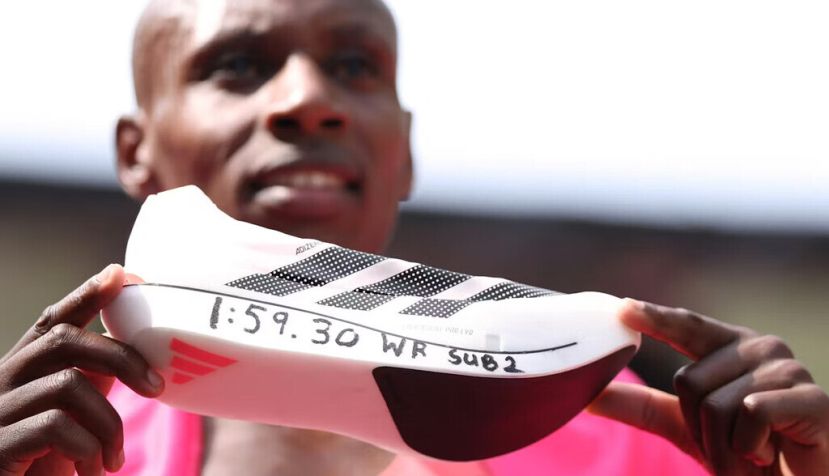 Sebastian Sawe, de Kenia, muestra una de sus zapatillas especiales tras ganar la prueba masculina del maratón de Londres. Ian Walton/AP