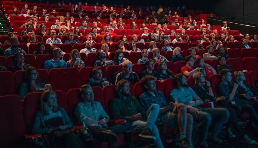 ¿Por qué seguimos viendo películas, leyendo libros, yendo al teatro? Porque tenemos curiosidad por las historias. Krists Luhaers / Unsplash