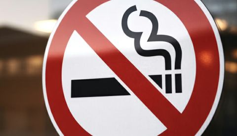  Señal de prohibido fumar en un cristal Studio.image/Shutterstock