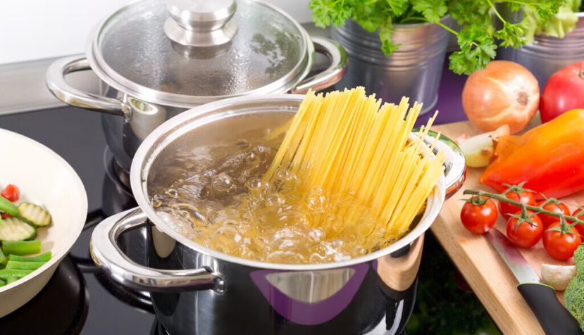 Cuando cocinamos pasta seca, generalmente ocurren dos procesos simultáneamente. Primero, el agua penetra en la pasta, rehidratándola y ablandándola en unos diez minutos en agua hirviendo. Luego, la pasta se calienta, lo que provoca que las proteínas se expandan y se vuelva comestible. (Shutterstock)