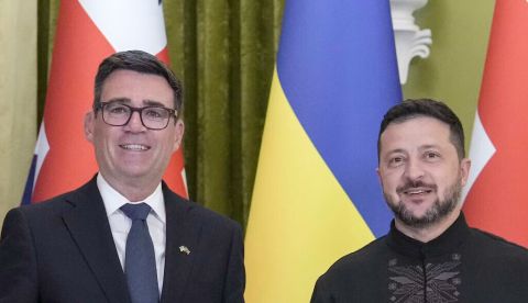 Andy Burnham con Volodymyr Zelensky: Burnham afirma que Gran Bretaña apoyará a Ucrania al 100%. EPA/Stringer
