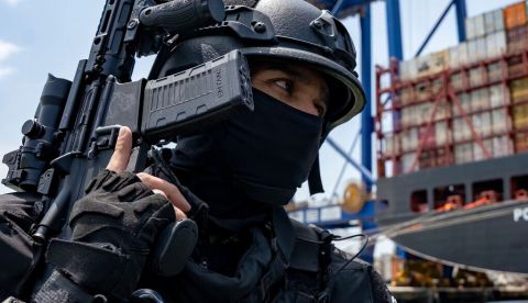 Personal de seguridad ecuatoriano realiza una patrulla cerca del puerto de Guayaquil en abril de 2026. Mauricio Torres / EPA