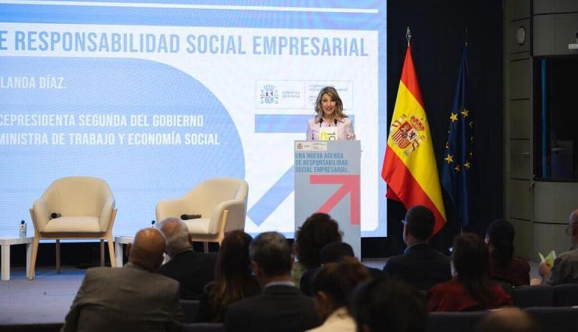 La vicepresidenta segunda y ministra de Trabajo y Economía Social, Yolanda Díaz, presenta el informe de la Comisión Internacional de personas expertas en Responsabilidad Social de las Empresas (RSE), en la sede del Ministerio. / © lamoncloa.gob.es. Ministerio de la Presidencia.