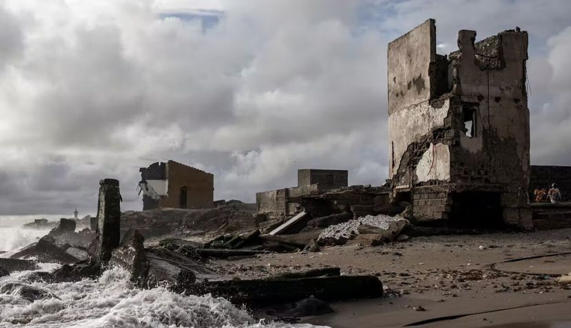 Edificios destruidos en una costa erosionada en Bargny, Senegal. John Wessels / AFP via Getty Images