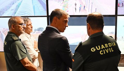 El presidente del Gobierno español, Pedro Sánchez, con representantes de las Fuerzas de Seguridad del Estado en la frontera de Tarajal (Ceuta), 31 de julio de 2026. Moncloa / Borja Puig de la Bellacasa