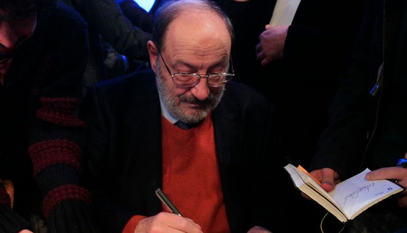 Umberto Eco, durante una firma de libros en la Universidad del Bósforo (Estambul) en 2013. Celil Kirnapci/Shutterstock