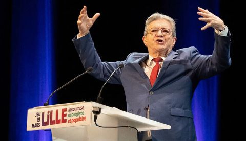 Jean-Luc Mélenchon, fundador de La France Insoumise (LFI), durante un mitin electoral en Lille (Nord), el 19 de marzo de 2026, víspera de la segunda vuelta de las elecciones municipales. Elise Houben/AFP