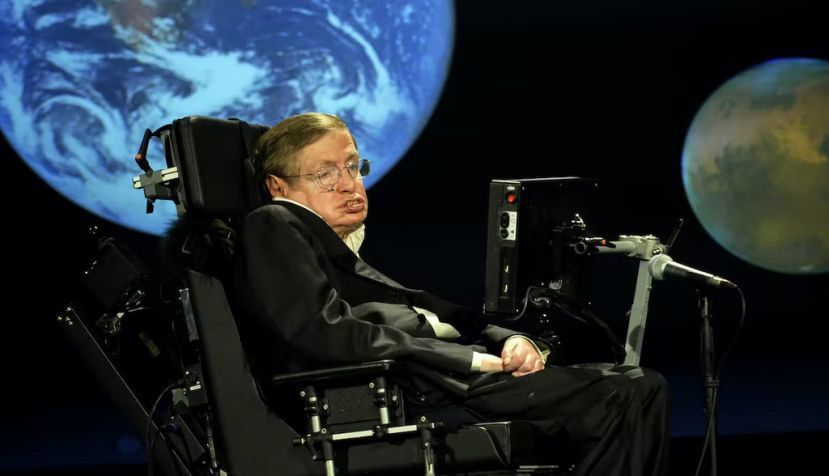 Stephen Hawking durante una conferencia por el 50 aniversario de la NASA el 21 de abril de 2008. Wikimedia Commons / NASA / Paul Alers