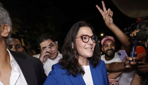 Fatima Zahra Al Mansouri (centro), miembro de la dirección del Partido Autenticidad y Modernidad (PAM) en Marruecos, celebra la victoria de su partido tras el anuncio de los resultados provisionales de las elecciones parlamentarias en la madrugada del 24 de septiembre de 2026. Será nombrada primera ministra el 29 de septiembre. Abdel Majid Bziouat/AFP