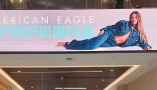 Centro comercial en Lima, Perú, en el que se ve el anuncio de Sydney Sweeney para American Eagle en el que declara que tiene buenos ‘genes’ (que fonéticamente en inglés puede sonar a ‘jeans’, vaqueros). DJSully / Shutterstock.com