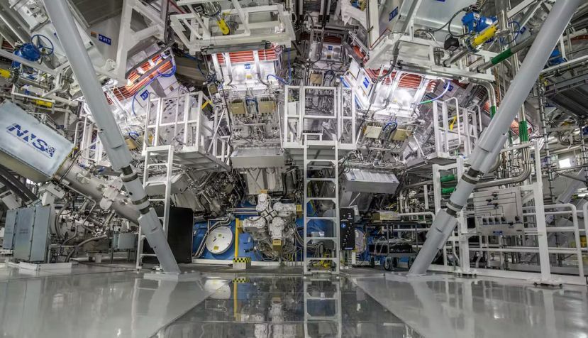Instalación de Ignición del Lawrence Livermore National Laboratory donde 192 rayos láser suministraron más de 2 millones de julios de energía ultravioleta a una pequeña pastilla de combustible para crear la ignición por fusión el 5 de diciembre de 2022. LLNL
