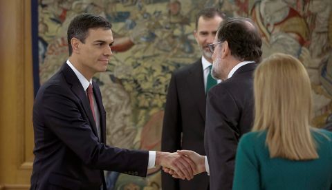 MADRID, 02/06/2018.- GRAF1592. MADRID, 02/06/2018.- El nuevo presidente del Gobierno, Pedro Sánchez (i), saluda al expresidente Mariano Rajoy tras el acto de toma de posesión de su cargo que ha tenido lugar hoy en el Palacio de la Zarzuela en el que la novedad ha sido que por primera vez en democracia, lo ha hecho ante la Constitución, pero sin presencia de la Biblia y del crucifijo. EFE/Emilio Naranjo