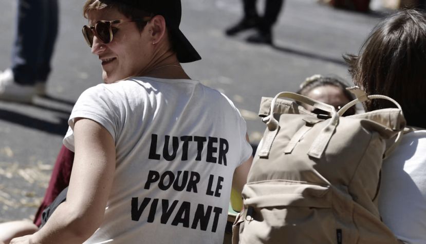 Des membres du groupe d’action contre le changement climatique Extinction Rebellion, le 16 avril 2022. Julien de Rosa/AFP