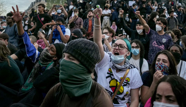 Alumnos de secundaria, profesores y sindicatos se unen para manifestarse en la histórica Place de la Nation de París durante la jornada nacional de protesta del 6 de octubre. Desde finales de septiembre, los estudiantes han estado bloqueando las entradas de cientos de institutos, denunciando la falta de personal docente, los horarios sobrecargados, las aulas en mal estado y los edificios inadecuados para las crecientes temperaturas. Dimitar Dilkoff/AFP