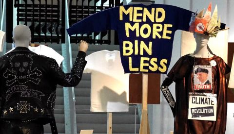 Fashioned from Nature , V&A, Londres (Reino Unido), 3 de mayo de 2018: chaleco Clean Up or Die (1989), de Katherine Hamnett, jersey (ropa unisex) Mend more (2015), de Bridget Harvey, y vestido (2012) de Vivian Westwood. Queen of England/Shutterstock