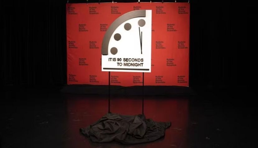 A 90 segundos de la medianoche, el Reloj del Juicio Final indica el nivel de riesgo de las amenazas de origen humano. (AP Photo/Patrick Semansky)
