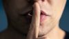  Un hombre se pone el dedo en los labios en ademán de mandar que se guarde silencio. Tero Vesalainen/Shutterstock