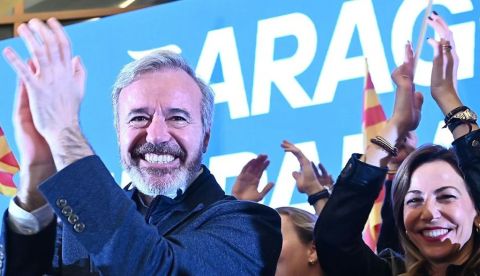 Jorge Azcón, líder del PP en Aragón, celebra el resultado de las últimas elecciones autonómicas, el pasado 8 de febrero. Al no alcanzar la mayoría absoluta, previsiblemente necesitará llegar a algún acuerdo con Vox, sin descartar un gobierno de coalición. RTVE