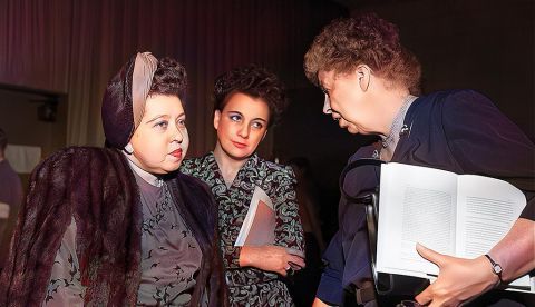 Eleanor Roosevelt de los Estados Unidos (derecha), quien fue presidenta de la Comisión de Derechos Humanos con dos representantes también en la comisión: la Sra. Minerva Bernardino de la República Dominicana (izquierda) y la Srta. Ana Figueroa de Chile, en 1949. / Foto de la ONU / Foto coloreada por El Obrero.