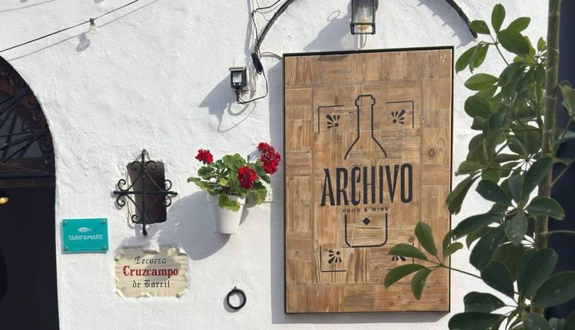 Archivo, una casa de comidas contemporánea que reinterpreta la cocina gaditana en Tarifa
