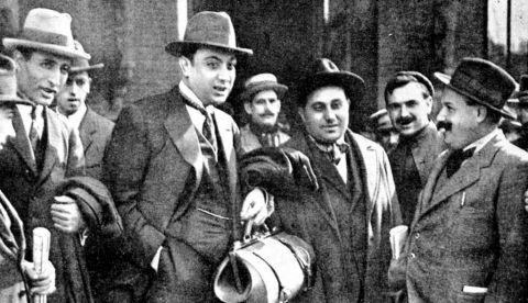 Mauro Bajatierra (primero por la derecha) con Salvador Seguí (con maletín), y otros anarcosindicalistas (primeros días de octubre de 1919).