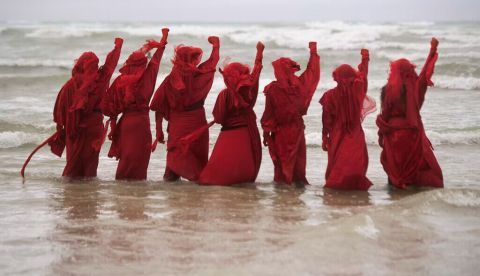 Un grupo vinculado al movimiento Extinction Rebellion se une a otros cientos de personas que participan en una manifestación contra el proyecto de la petrolera holandesa Shell de realizar estudios sísmicos submarinos a lo largo de la costa este de Sudáfrica, en la playa de Muizenberg, en Ciudad del Cabo, el 5 de diciembre de 2021. Casi cinco años después, los opositores al proyecto acaban de conseguir lo que pedían. Rodger Bosch/AFP