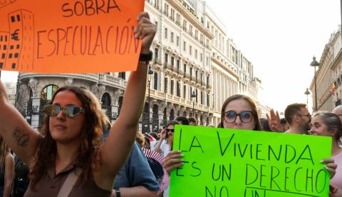 Manifestantes marchan por el centro de Madrid para protestar contra los elevados precios de la vivienda y los alquileres, y para exigir medidas que aborden la crisis de la vivienda en España, el 26 de septiembre de 2026. ÓSCAR GONZÁLEZ FUENTES/Shutterstock