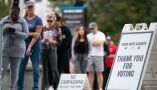 Des électeurs font la queue devant un bureau de vote le 5 novembre 2022 à Charlotte, en Caroline du Nord. Sean Rayford/Getty Images/AFP