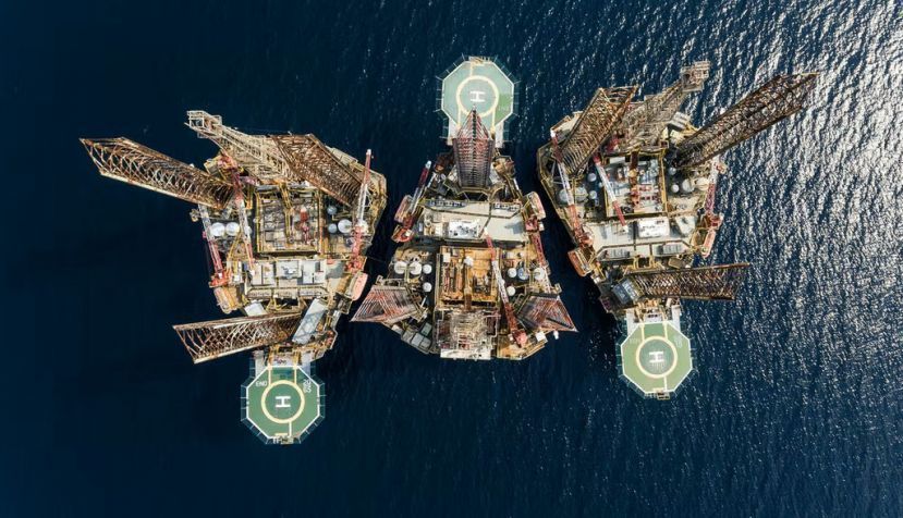 Plataforma de perforación de petróleo y gas en el golfo de Guinea (costa centro-oeste de África). Jan Ziegler / Shutterstock