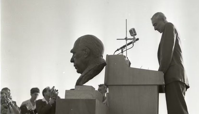 J. Robert Oppenheimer durante una visita a Israel en 1966. Boris Carmi / Wikimedia Commons