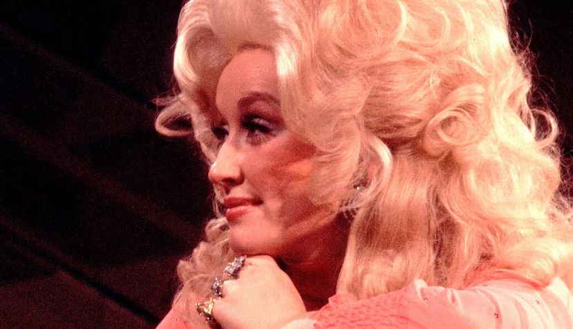 “Es caro lucir tan vulgar”, dijo Dolly Parton. Paul Natkin/Getty Images