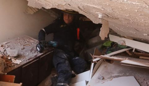 Un miembro del equipo de rescate busca entre los escombros tras el terremoto que sacudió Cali, Colombia, el lunes 10 de agosto de 2026. Santiago Saldarriaga/AP