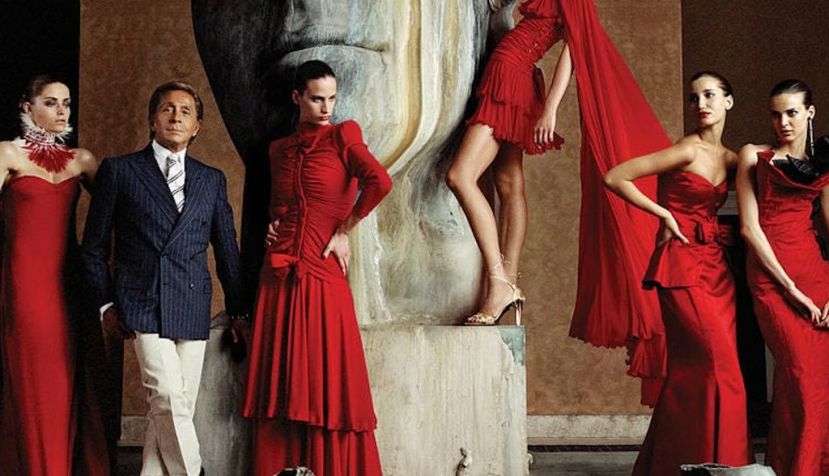 Valentino en una imagen promocional de Valentino: el último emperador, con modelos vistiendo diseños ‘rojo Valentino’. Valentino Movie