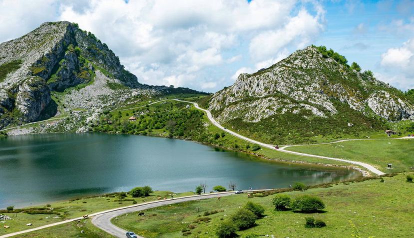 Lago Enol, en Picos de Europa, en Asturias (España). Chris WM Willemsen/Shutterstock