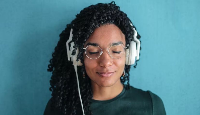 Escuchar ciertas canciones puede evocar recuerdos muy intensos. Andrea Piacquadio / Pexels