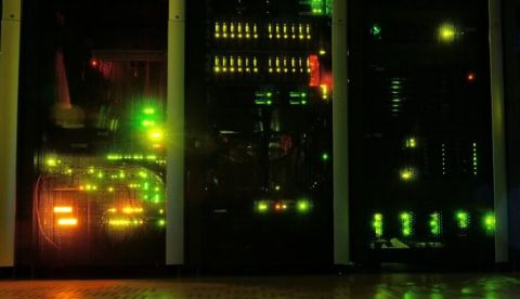 Computadores en un centro de datos. Pxhere, CC BY