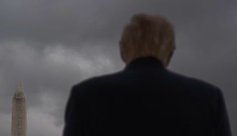 A través de sus discursos, Donald Trump, fotografiado aquí el 27 de marzo de 2026 en uno de los balcones de la Casa Blanca, difunde una «licencia para transgredir» que normaliza el insulto, el desprecio y la brutalidad mucho más allá del ámbito político. Rawpixel.com/Shutterstock (prohibida su reutilización)