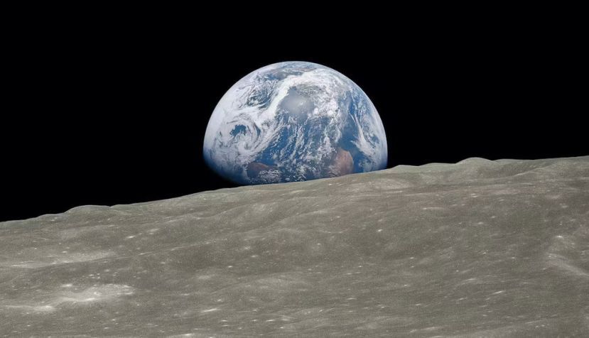 La imagen restaurada de Earthrise. Se ha coloreado una imagen de alta calidad en blanco y negro utilizando tonos de las fotos originales en color. NASA, Apollo 8 Crew, Bill Anders; Processing and License: Jim Weigang, CC BY-SA