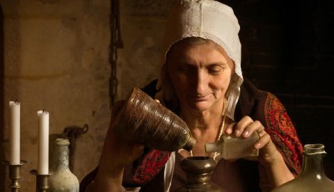  Recreación de una mujer medieval preparando ungüentos. Recreación de una mujer medieval preparando ungüentos. Anneka/Shutterstock
