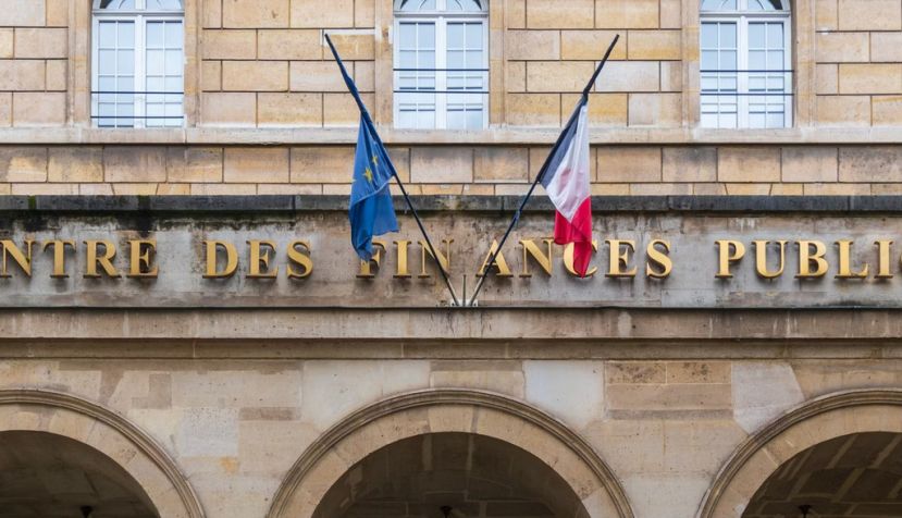 Entre 1995 et 2025, le poids du salaire des agents publics par rapport au PIB a baissé de 3 points, tandis que les dépenses de transferts ont pris davantage d’importance. StudioPhotoLoren/Shutterstock