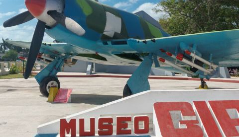 Entrada del Museo Girón, que conmemora la victoria sobre las fuerzas estadounidenses que intentaron derrocar el régimen de Fidel Castro en 1961. Riderfoot/Shutterstock