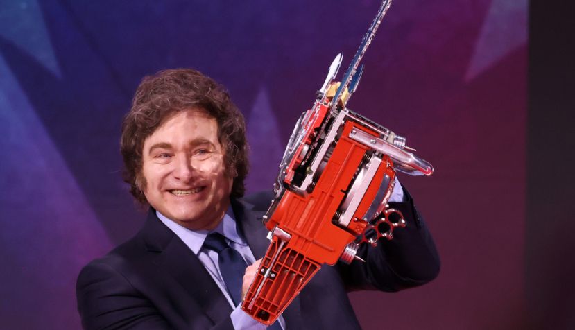Milei con una motosierra en sus manos en febrero de 2025. La motosierra ha sido utilizada por Milei como símbolo del achicamiento del Estado argentino bajo su mandato. (Wikipedia: https://es.wikipedia.org/wiki/Javier_Milei#/media/Archivo:Javier_Milei_(54349592781).jpg)